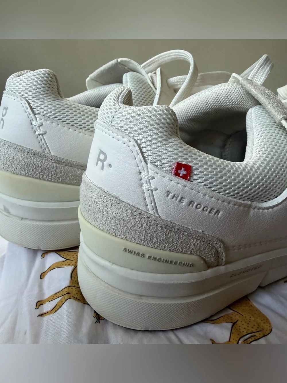 On Running On Cloud Women's The Roger Clubhouse Sneakers, size 8W/38